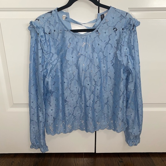 H&M Tops - H&M beautifully detailed floral pattern with a lace up back design